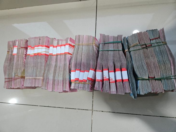 Polres Metro Jakarta Pusat mengamankan pelaku pencurian ART berinisial R, 20, bersama barang bukti uang senilai Rp 302 juta milik majikannya di kawasan Gambir, pada Senin (20/1/2025). Foto: Ist