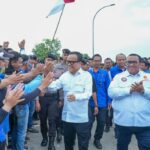 Wamenaker Immanuel Ebenezer Gerungan dihadapan para pekerja yang melakukan aksi unjuk rasa di depan pabrik PT Softex Indonesia, di Kawasan Industri KJIE, Wanasari, Kecamatan Telukjambe Barat, Karawang, Jawa Barat. Foto: Kemnaker