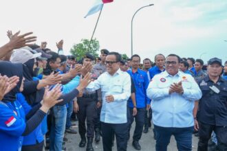 Wamenaker Immanuel Ebenezer Gerungan dihadapan para pekerja yang melakukan aksi unjuk rasa di depan pabrik PT Softex Indonesia, di Kawasan Industri KJIE, Wanasari, Kecamatan Telukjambe Barat, Karawang, Jawa Barat. Foto: Kemnaker