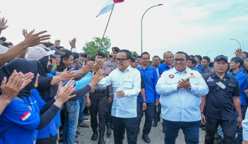 Wamenaker Immanuel Ebenezer Gerungan dihadapan para pekerja yang melakukan aksi unjuk rasa di depan pabrik PT Softex Indonesia, di Kawasan Industri KJIE, Wanasari, Kecamatan Telukjambe Barat, Karawang, Jawa Barat. Foto: Kemnaker