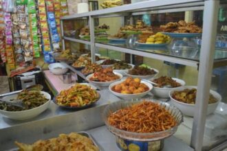 Pedagang Warung Tegal (Warteg) menyajikan olahan menu dan sambal untuk para calon pembeli. Foto: Dok/ipol.id