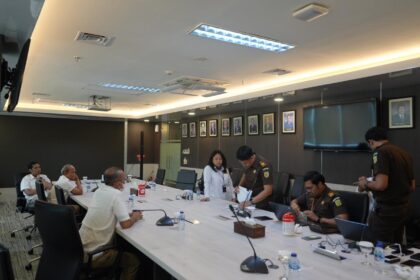 Penggeledahan tiga ruangan kantor di Ditjen Minyak dan Gas Bumi Kementerian ESDM, Senin (10/2/2025). Foto: Puspenkum Kejaksaan Agung