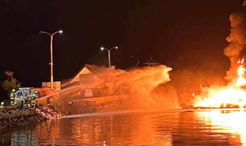 Kapal terbakar di dermaga Ancol. Foto: Ist