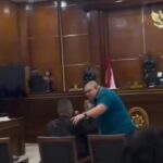 Heboh Hotman Paris vs Razman Nasution ricuh saat sidang berlangsung. Foto: Tangkapan layar video viral