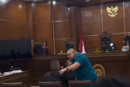 Heboh Hotman Paris vs Razman Nasution ricuh saat sidang berlangsung. Foto: Tangkapan layar video viral