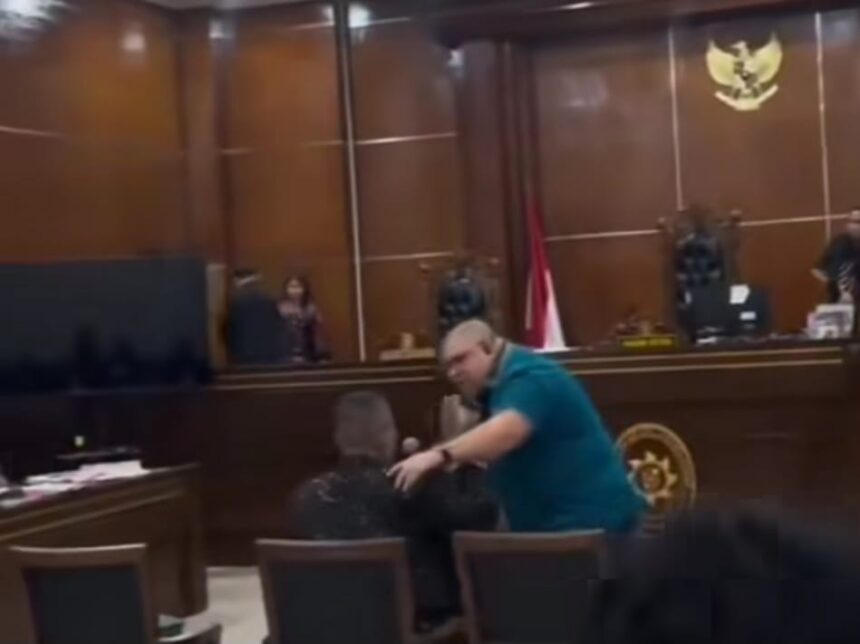 Heboh Hotman Paris vs Razman Nasution ricuh saat sidang berlangsung. Foto: Tangkapan layar video viral