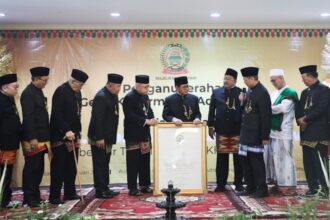 Gubernur DKI Jakarta terpilih, Pramono Anung Wibowo menerima penganugerahan gelar kehormatan adat Betawi, Abang dari Majelis Kaum Betawi (MKB). Foto: Ist