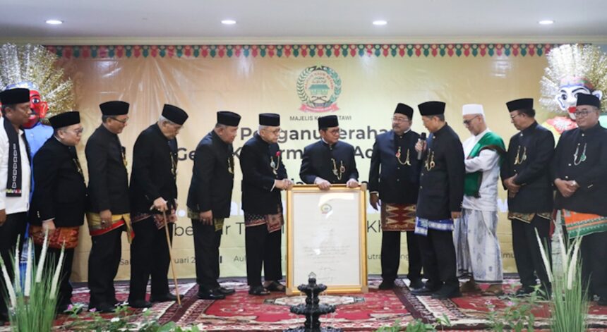 Gubernur DKI Jakarta terpilih, Pramono Anung Wibowo menerima penganugerahan gelar kehormatan adat Betawi, Abang dari Majelis Kaum Betawi (MKB). Foto: Ist