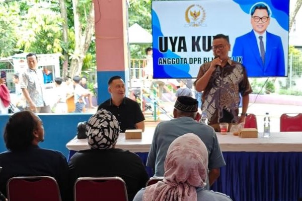 Anggota Komisi IX DPR RI Surya Utama alias Uya Kuya bersama tim Kantor Cabang BPJS Ketenagakerjaan Plaza BPJamsostek menggelar sosialisasi program Jaminan Sosial Ketenagakerjaan (Jamsostek) di Jakarta Selatan. Foto: Ist