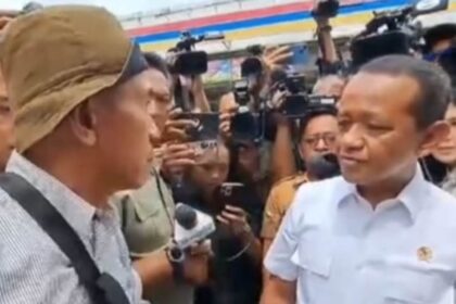 Warga protes Menteri ESDM Bahlil Lahadalia saat meninjau lokasi pangkalan gas elpiji 3 kg, di Budi Setiawan, Kecamatan Cibodas, Kota Tangerang, Banten, Selasa (4/2/2025). Foto: Tangkapan layar video viral