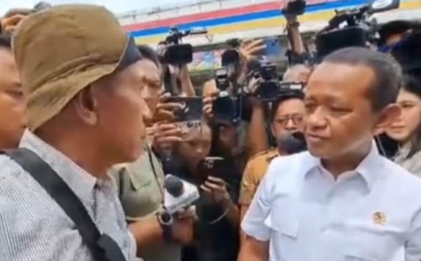 Warga protes Menteri ESDM Bahlil Lahadalia saat meninjau lokasi pangkalan gas elpiji 3 kg, di Budi Setiawan, Kecamatan Cibodas, Kota Tangerang, Banten, Selasa (4/2/2025). Foto: Tangkapan layar video viral