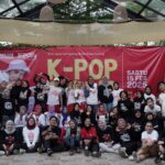 Ketua Umum Indonesian Youth Council for Tactical Changes (IYCTC), Manik Marganamahendra bersama Coach Sila Seik, Founder dan Instruktur K-POP Cardio Indonesia, KPOPers serta peserta diskusi kolaboratif digelar di kafe di Jakarta Selatan, dalam momen Hari Kasih Sayang, gerakan Save Our Surroundings (SOS). Foto: Ist