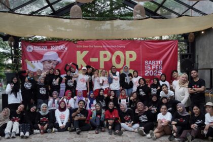 Ketua Umum Indonesian Youth Council for Tactical Changes (IYCTC), Manik Marganamahendra bersama Coach Sila Seik, Founder dan Instruktur K-POP Cardio Indonesia, KPOPers serta peserta diskusi kolaboratif digelar di kafe di Jakarta Selatan, dalam momen Hari Kasih Sayang, gerakan Save Our Surroundings (SOS). Foto: Ist