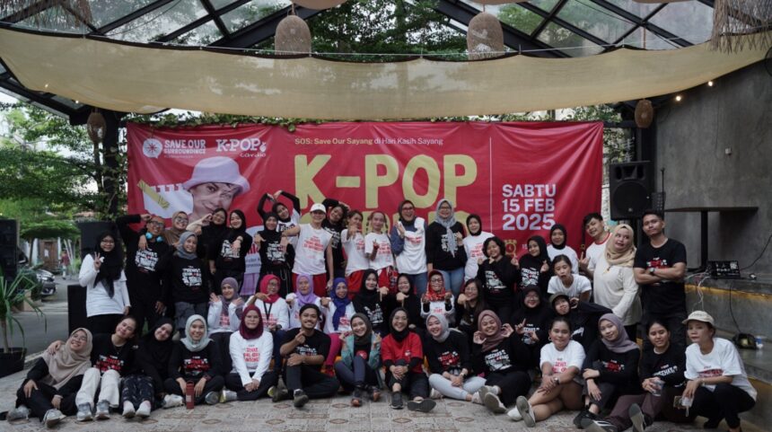 Ketua Umum Indonesian Youth Council for Tactical Changes (IYCTC), Manik Marganamahendra bersama Coach Sila Seik, Founder dan Instruktur K-POP Cardio Indonesia, KPOPers serta peserta diskusi kolaboratif digelar di kafe di Jakarta Selatan, dalam momen Hari Kasih Sayang, gerakan Save Our Surroundings (SOS). Foto: Ist