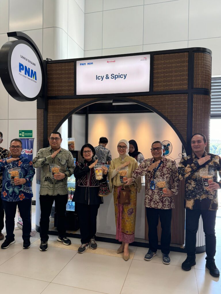 Produk-produk unggulan dari nasabah PNM resmi hadir di store ICY & SPICY serta Crunchy Buddy, yang berada di area layanan Whoosh Kereta Cepat. Foto: Ist