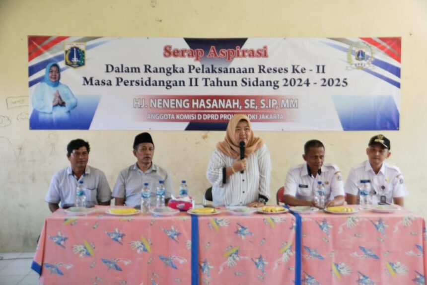 Anggota Fraksi Demokrat di DPRD DKI Jakarta, Neneng Hasanah saat pelaksanaan reses di Pulau Seribu.(