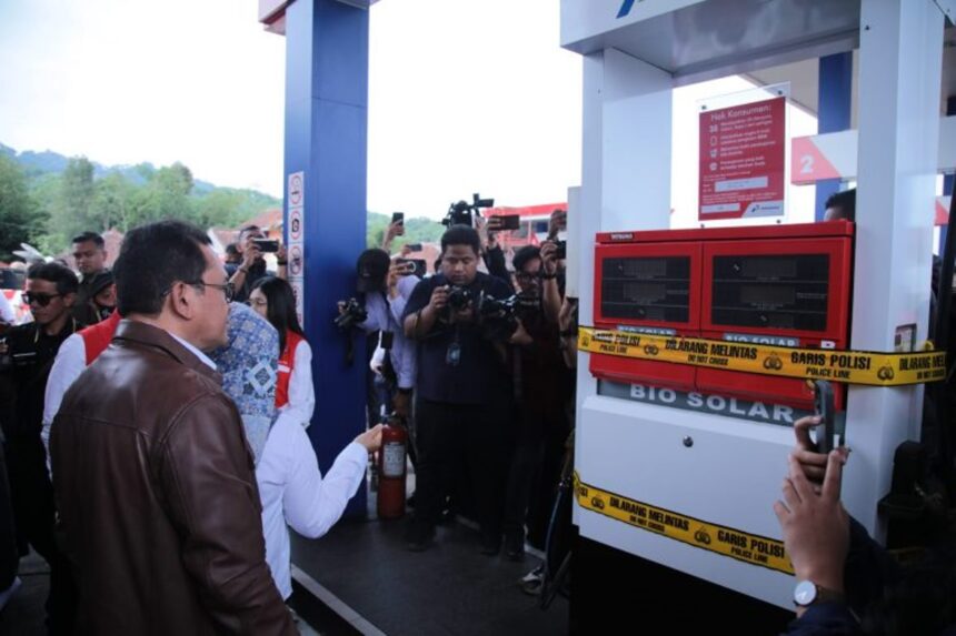 Salah satu SPBU di Sukabum yang melakukan kecurangan disegel. Foto: Humas Polri,