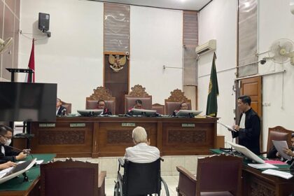 Terdakwa Ted Siong menggunakan kursi roda menghadiri sidang agenda nota pembelaan (Pleidoi) diajukan oleh kuasa hukum (terdakwa) di Pengadilan Negeri Jakarta Selatan, pada Senin (17/2/2025) siang. Foto: Joesvicar Iqbal/ipol.id