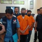 Musisi Fariz RM dan pesuruhnya dihadirkan dalam pengungkapan kasus narkotika jenis sabu dan ganja di Mapolres Metro Jakarta Selatan, pada Kamis (20/2/2025) sore. Foto: Joesvicar Iqbal/ipol.id