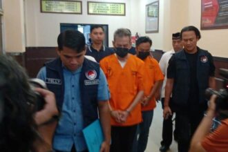 Musisi Fariz RM dan pesuruhnya dihadirkan dalam pengungkapan kasus narkotika jenis sabu dan ganja di Mapolres Metro Jakarta Selatan, pada Kamis (20/2/2025) sore. Foto: Joesvicar Iqbal/ipol.id