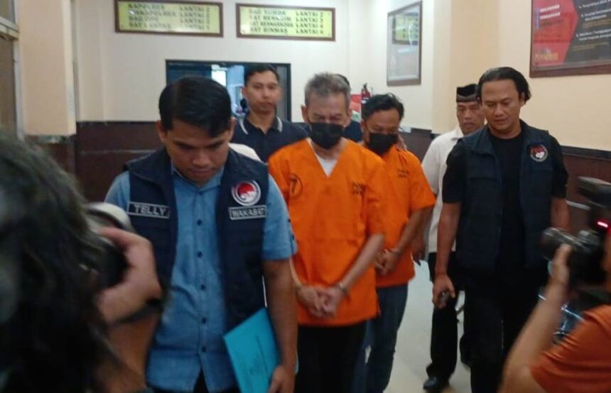 Musisi Fariz RM dan pesuruhnya dihadirkan dalam pengungkapan kasus narkotika jenis sabu dan ganja di Mapolres Metro Jakarta Selatan, pada Kamis (20/2/2025) sore. Foto: Joesvicar Iqbal/ipol.id