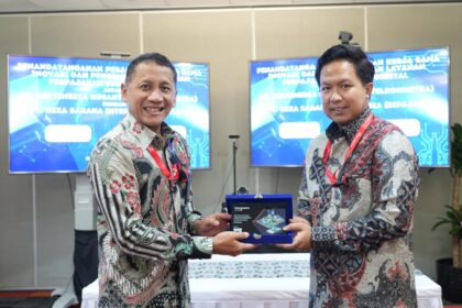 Direktur Utama TelkomMetra Pramasaleh Hario Utomo (kiri) dan Direktur Utama Sipajak Rachmad Isdiawan (kanan) setelah penandatanganan Perjanjian Kerja Sama (PKS) antara TelkomMetra dengan Sipajak, di Jakarta, beberapa waktu lalu. Foto: Telkom Indonesia