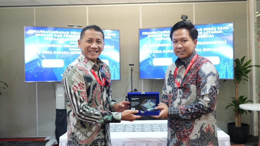 Direktur Utama TelkomMetra Pramasaleh Hario Utomo (kiri) dan Direktur Utama Sipajak Rachmad Isdiawan (kanan) setelah penandatanganan Perjanjian Kerja Sama (PKS) antara TelkomMetra dengan Sipajak, di Jakarta, beberapa waktu lalu. Foto: Telkom Indonesia