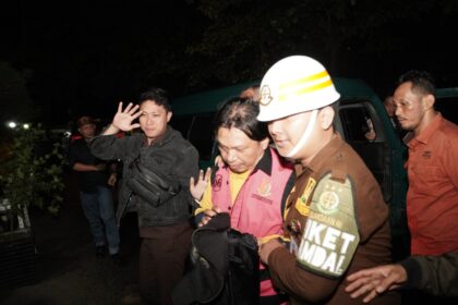 Terpidana Leksi Yandi saat ditangkap oleh Tim Tabur Kejati Sumsel di pom bensin kawasan Cibinong Bogor, Jabar. Foto: Seksi Penkum Kejati Sumsel
