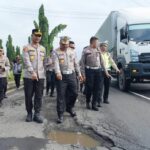 Kakorlantas Polri Brigjen Pol Drs. Agus Suryonugroho saat meninjau langsung kondisi jalan di Batang. Foto: Ist