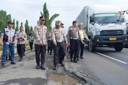 Kakorlantas Polri Brigjen Pol Drs. Agus Suryonugroho saat meninjau langsung kondisi jalan di Batang. Foto: Ist