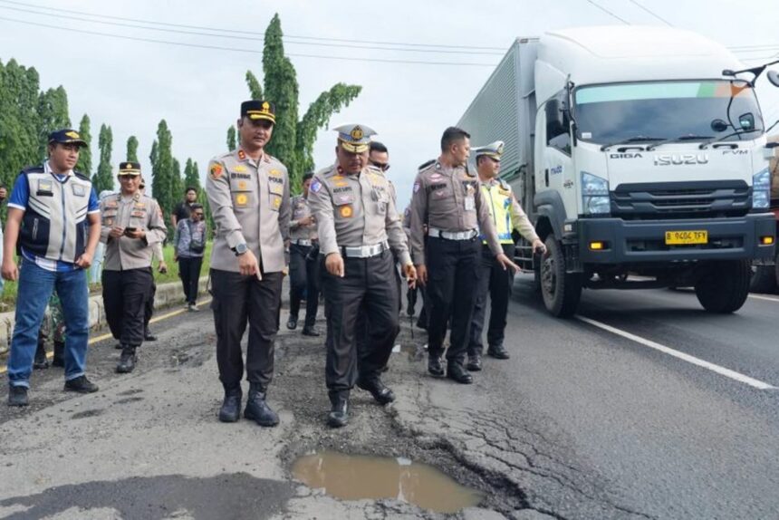 Kakorlantas Polri Brigjen Pol Drs. Agus Suryonugroho saat meninjau langsung kondisi jalan di Batang. Foto: Ist