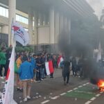 Koalisi Indonesia Anti Korupsi (KOSASI) saat menggelar aksi demonstrasi di depan gedung Kejaksaan Agung, Jakarta, Jumat (28/2/2025). Foto: Yudha Krastawan/ipol.id