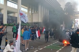 Koalisi Indonesia Anti Korupsi (KOSASI) saat menggelar aksi demonstrasi di depan gedung Kejaksaan Agung, Jakarta, Jumat (28/2/2025). Foto: Yudha Krastawan/ipol.id