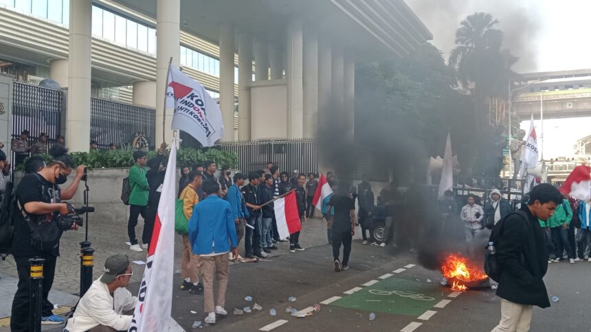 Koalisi Indonesia Anti Korupsi (KOSASI) saat menggelar aksi demonstrasi di depan gedung Kejaksaan Agung, Jakarta, Jumat (28/2/2025). Foto: Yudha Krastawan/ipol.id