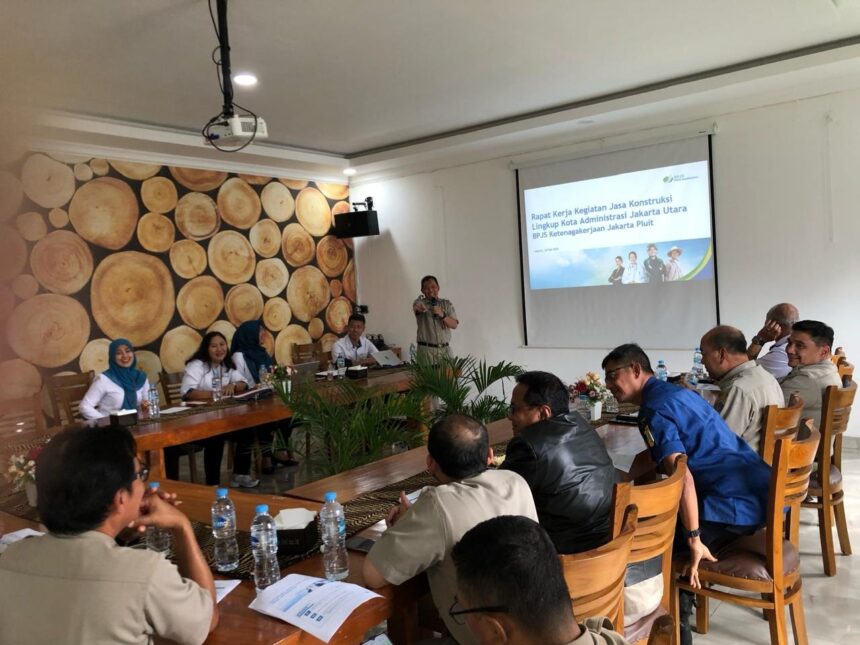 Pemerintah Kota Jakarta Utara bersama Kantor Cabang BPJS Ketenagakerjaan Jakarta Pluit menggelar rapat kerja guna membahas optimalisasi perlindungan tenaga kerja di sektor jasa konstruksi.