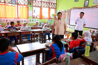 Presiden Prabowo Subianto meninjau langsung pelaksanaan program Makan Bergizi Gratis (MBG) di SDN Jati 05 Pagi, Pulogadung, Jakarta Timur, pada Senin, 3 Februari 2025. Foto: BPMI Setpres/Muchlis Jr