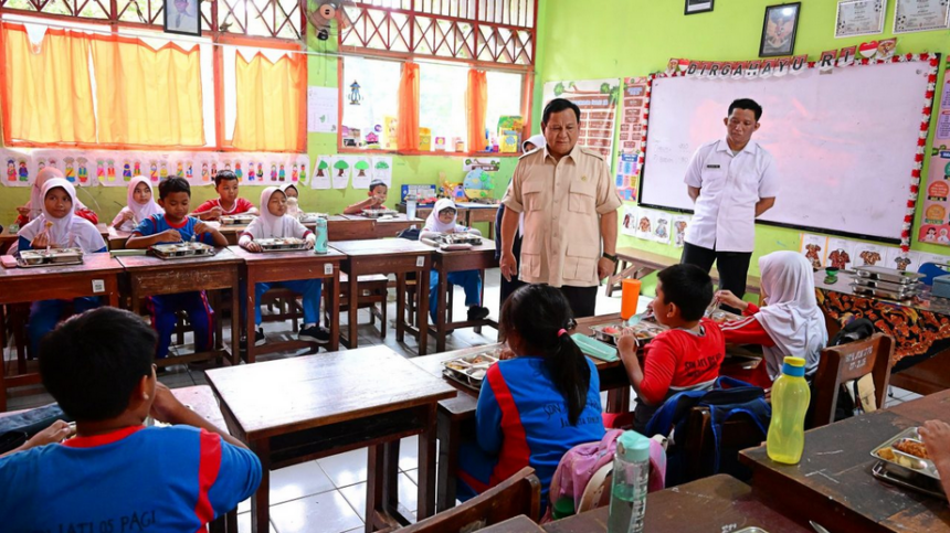 Presiden Prabowo Subianto meninjau langsung pelaksanaan program Makan Bergizi Gratis (MBG) di SDN Jati 05 Pagi, Pulogadung, Jakarta Timur, pada Senin, 3 Februari 2025. Foto: BPMI Setpres/Muchlis Jr