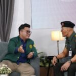 Deddy Corbuzier (kanan) berbincang dengan mahasiswa Universitas Nasional Jakarta, Muhammad Rizky, dalam diskusi daring bertajuk “Bela Negara, Moderasi Beragama untuk Peradaban dan Kemanusiaan”, di Jakarta pada 2023. Foto: Dok Kemenhan