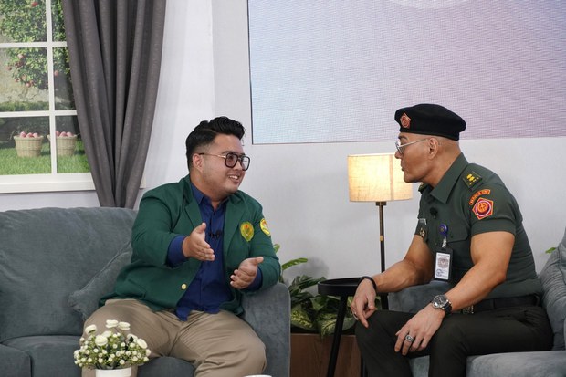 Deddy Corbuzier (kanan) berbincang dengan mahasiswa Universitas Nasional Jakarta, Muhammad Rizky, dalam diskusi daring bertajuk “Bela Negara, Moderasi Beragama untuk Peradaban dan Kemanusiaan”, di Jakarta pada 2023. Foto: Dok Kemenhan