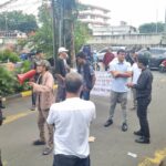 Belasan orang mengatasnamakan Persatuan Mahasiswa dan Pemuda Pengawal Kebijakan melakukan aksi unjuk rasa di depan Menara 165 Jalan TB Simatupang, Pasar Minggu, Jakarta Selatan, pada Rabu (19/2/2025) petang. Foto: Ist