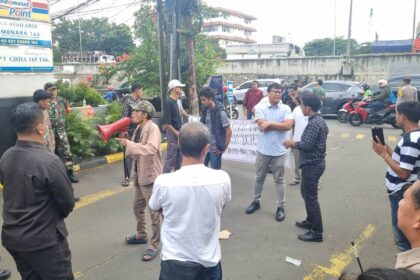 Belasan orang mengatasnamakan Persatuan Mahasiswa dan Pemuda Pengawal Kebijakan melakukan aksi unjuk rasa di depan Menara 165 Jalan TB Simatupang, Pasar Minggu, Jakarta Selatan, pada Rabu (19/2/2025) petang. Foto: Ist