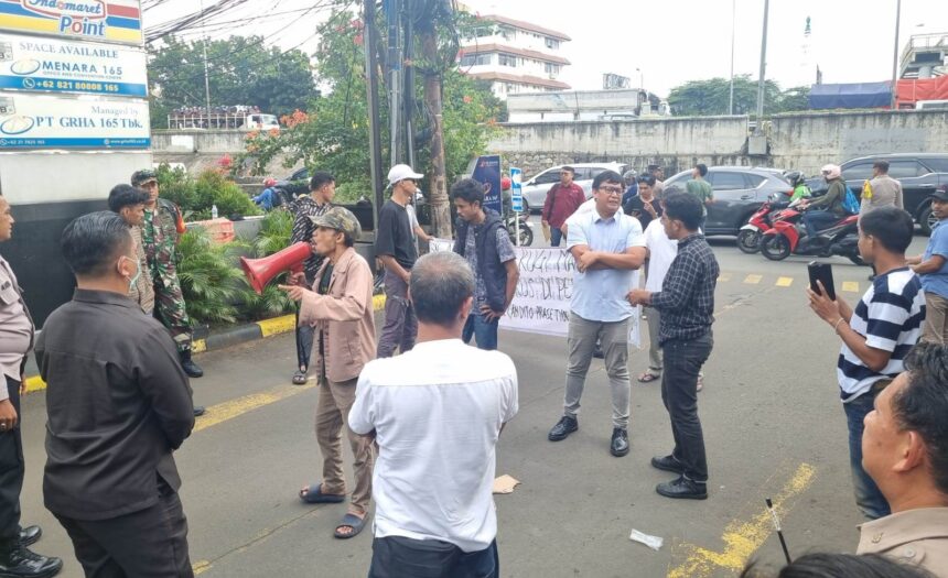 Belasan orang mengatasnamakan Persatuan Mahasiswa dan Pemuda Pengawal Kebijakan melakukan aksi unjuk rasa di depan Menara 165 Jalan TB Simatupang, Pasar Minggu, Jakarta Selatan, pada Rabu (19/2/2025) petang. Foto: Ist