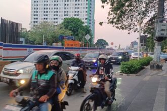 Kondisi lalu lintas di kawasan Jalan Tambak, Jakarta, pada Selasa (18/2/2025) sore. Foto: Joesvicar Iqbal/ipol.id