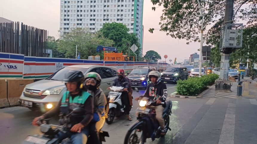 Kondisi lalu lintas di kawasan Jalan Tambak, Jakarta, pada Selasa (18/2/2025) sore. Foto: Joesvicar Iqbal/ipol.id