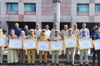 Wali Kota Jakarta Selatan, Munjirin dan sejumlah peraih penghargaan WJS Awards 2025 bersama Ketua WJS, Rubin Tarigan dan Wakil Ketua WJS, Dwi Rizki dan anggota WJS usai Apel Karyawan Karyawati Walikota Jakarta Selatan di Halaman Kantor Walikota Administrasi Jakarta Selatan, pada Senin (24/2/2025) pagi. Foto: Ist