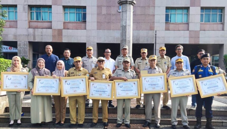 Wali Kota Jakarta Selatan, Munjirin dan sejumlah peraih penghargaan WJS Awards 2025 bersama Ketua WJS, Rubin Tarigan dan Wakil Ketua WJS, Dwi Rizki dan anggota WJS usai Apel Karyawan Karyawati Walikota Jakarta Selatan di Halaman Kantor Walikota Administrasi Jakarta Selatan, pada Senin (24/2/2025) pagi. Foto: Ist