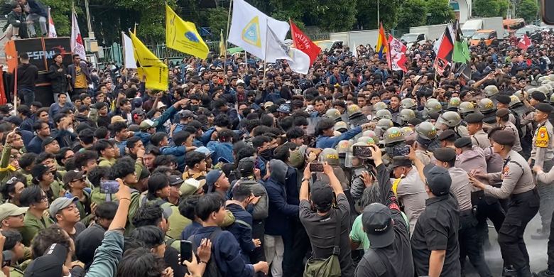 Ribuan mahasiswa menggelar demo Indonesia Gelap. Foto/ist