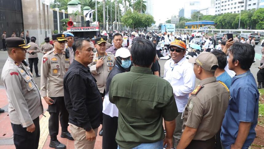 Pengamanan aksi unjuk rasa di Gedung DPR RI, Jakarta, Senin (3/2/2025). Foto: Humas Polres Metro Jakarta Pusat