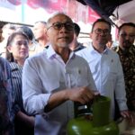 Menko Bidang Pangan Zulkifli Hasan dan Mendag Budi Santoso meninjau harga bahan pokok hingga mengecek ketersediaan elpiji 3 kg di Pasar Klender SS, Jakarta Timur, Rabu (5/2/2025). Foto: Dok. Menteri Perdagangan