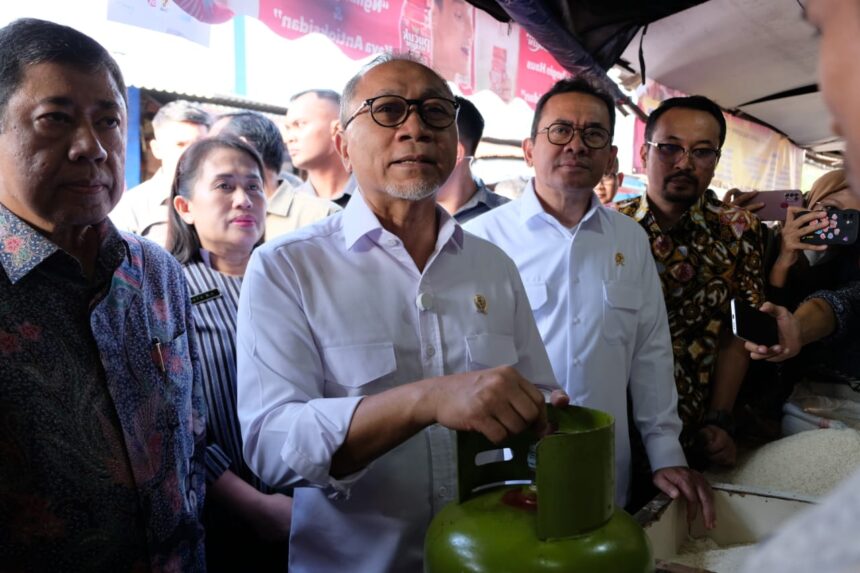 Menko Bidang Pangan Zulkifli Hasan dan Mendag Budi Santoso meninjau harga bahan pokok hingga mengecek ketersediaan elpiji 3 kg di Pasar Klender SS, Jakarta Timur, Rabu (5/2/2025). Foto: Dok. Menteri Perdagangan